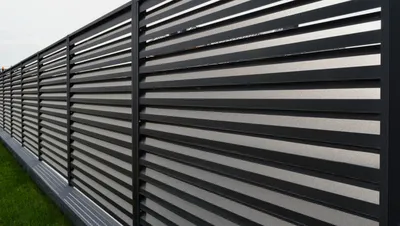 Горизонтальный забор металлический из штакетника. Цена от 3300р/м