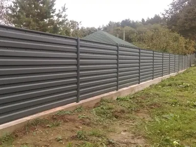 Металлический забор с кирпичными столбами - ФОРТ
