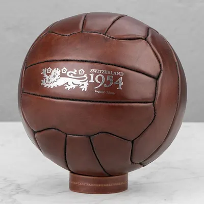Вектор изолированных реалистичный футбольный мяч над белой | Бесплатно  векторы