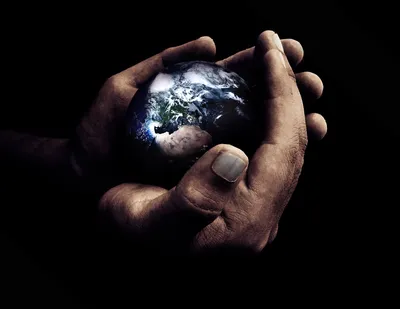 Мир в руках на концепции идеи земли любви, мира, восстановления окружающей  среды экологии день земли голубого неба глобальной пред Стоковое Фото -  изображение насчитывающей экологичность, давать: 214533824