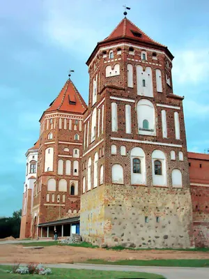 Главная башня Мирского замка. Где находится. Реферат. Фото. Когда сооружен Мирский  замок. Сколько башен у Мирского замка Беларусь. Открыткакарта на карте  беларуси