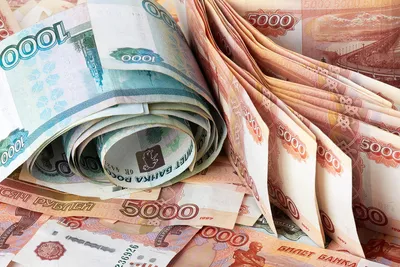 много денег в руках молодого бизнесмена на голубом фоне Стопка банкнот  российских рублей с номинальной стоимостью Стоковое Изображение -  изображение насчитывающей человек, облечение: 163146783