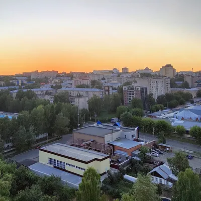 Подросток повис на краю крыши многоэтажки и попал на видео в Воронеже