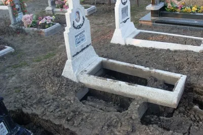 Можно ли поставить один памятник на две могилы? | Postament.ru | Дзен