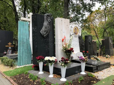 Как выглядят могилы Пригожина и Уткина. Фото — РБК