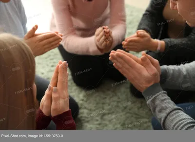 Группа людей, молящихся вместе в помещении :: Стоковая фотография ::  Pixel-Shot Studio