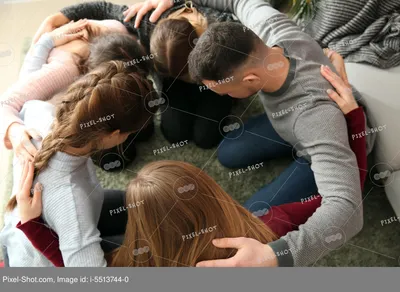 группа религиозных людей, молящихся вместе в помещении Стоковое Фото -  изображение насчитывающей женщина, признательность: 231353320