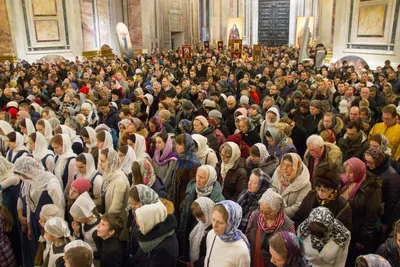 женщина носит головной платок во время молитвы в церкви, люди молятся  картинка, молиться, молитва фон картинки и Фото для бесплатной загрузки