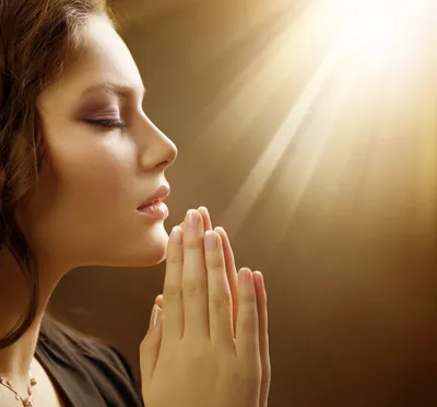 изображение рук в молитве с четками на книге, молитвы с картинками, молитва,  макет фон картинки и Фото для бесплатной загрузки