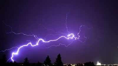 Яркие молнии в темном небе стоковое фото. изображение насчитывающей  электрическо - 36722514