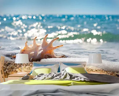 Ракушки на пляже с голубым песком и морской волной | Премиум Фото
