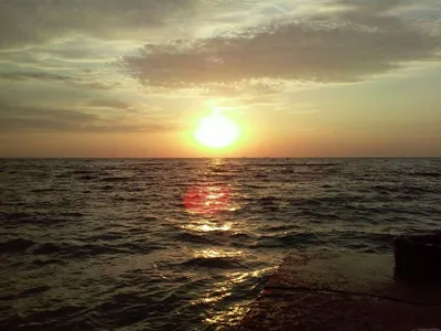 Закат на море. Теплый и солнечный закат над морем. Волны моря. Солнце  садится над горизонтом Стоковое Фото - изображение насчитывающей сценарно,  сторонника: 185688432