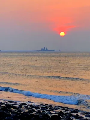 Красивый восход солнца с облаками разных цветов против голубого неба и моря  Стоковое Изображение - изображение насчитывающей сумрак, горизонт: 174321569