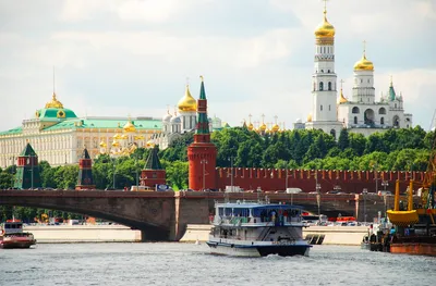 Власти Москвы объяснили окрашивание воды в Москва-реке — РБК