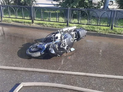 В Челябинской области мотоциклист врезался в дерево и погиб