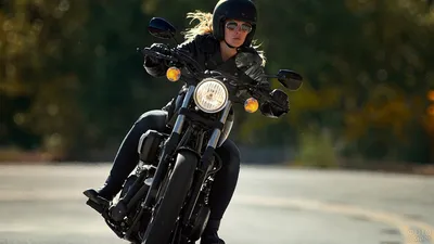 Горячая девушка в куртке мотоцикла сидит со шлемом мотоциклов на мотоцикле  Стоковое Изображение - изображение насчитывающей сторона, симпатично:  193992059