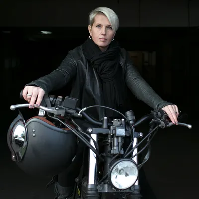 мотоцикл девушки угла стоковое фото. изображение насчитывающей джинсыы -  8810286
