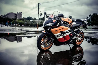 Стоящий мотоцыкл в дождливую погоду | Обои для телефона