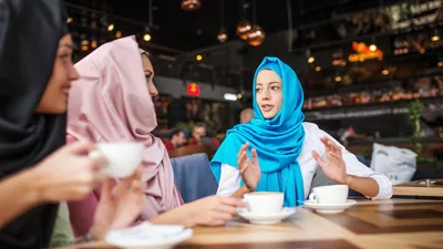 Современные мусульманки — о Рафе Симонсе, моде и ношении хиджаба