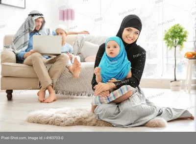 Счастливая мусульманская семья, проводящая время вместе дома :: Стоковая  фотография :: Pixel-Shot Studio