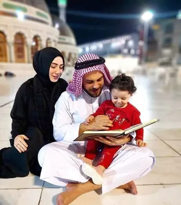 Беременная арабская мусульманка с семьей, мужем и детьми стоковое фото  ©ZouZou 11749343