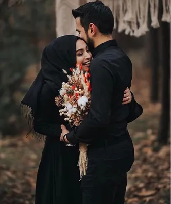 Фотографии супругов, совершающих хадж, стали вирусной в социальных сетях. Мусульманские  пары бережно защищают друг друга от раскалённого… | Instagram