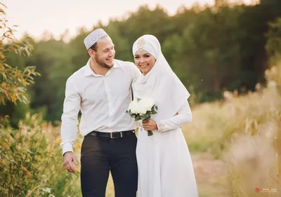 Счастливые азиатские мусульманские пары обнимает обнимает отношения любви  друг к другу мужа и жены романское над желтым цветом Стоковое Фото -  изображение насчитывающей поцелуй, мусульмане: 210264344