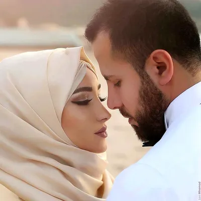 Счастливые азиатские мусульманские пары обнимает отношения любви друг к  другу, муж и жена романское обнять Стоковое Изображение - изображение  насчитывающей женщина, любить: 200401327