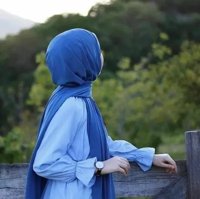 Мусульманские женщины нося Hijab говоря по телефону Стоковое Фото -  изображение насчитывающей коммерсантка, прибор: 136617772