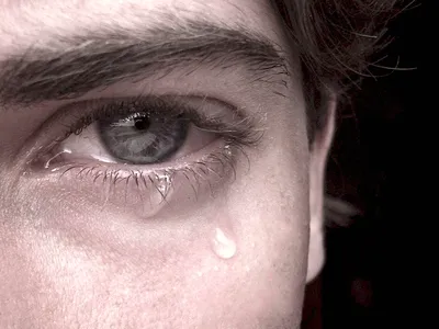 Мужчина плачет» — создано в Шедевруме