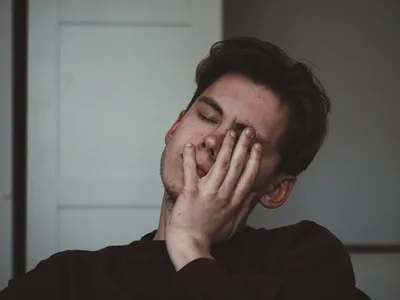 Фото Расстроенный мужчина плачет и закрывает лицо