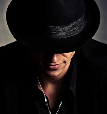 Красивый мужчина ,в шляпе с пером…» — создано в Шедевруме