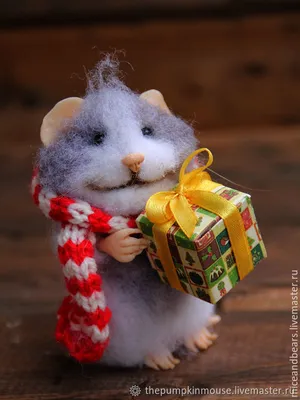 Новогодняя мышка с подарком в интернет-магазине Ярмарка Мастеров по цене  3300 ₽ – D54WHBY | Мягкие игрушки, Истра - доставка по России