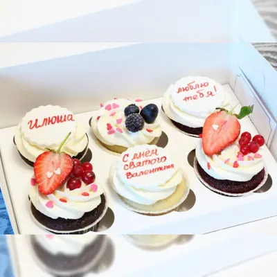 Капкейки на День Святого Валентина | Cupcakes, Food, Takeout container