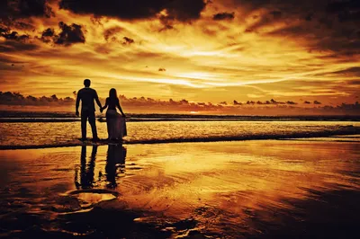 Молодые пары в прогулки любви на пляже на фоне моря Стоковое Изображение -  изображение насчитывающей бег, напольно: 195018199
