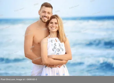 Привлекательные пары на море Стоковое Изображение - изображение  насчитывающей бежать, купальник: 64294133