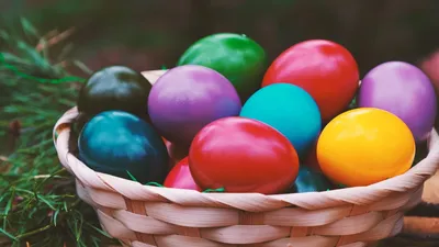Как покрасить яйца на Пасху 2023: топ-5 способов