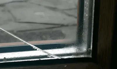 Как правильно заклеить окна скотчем, чтобы стекло не вылетело - Lifestyle 24