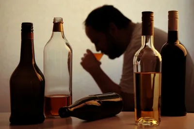 Коллаж на тему алкоголизма стоковое изображение. изображение насчитывающей  отсутствующая - 157225429
