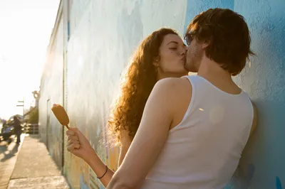 Как научиться целоваться в губы: правильная техника, инструкция: Отношения:  Забота о себе: Lenta.ru