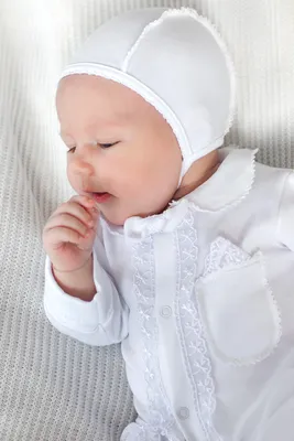 Нарядный набор на выписку из роддома для новорожденного мальчика белый