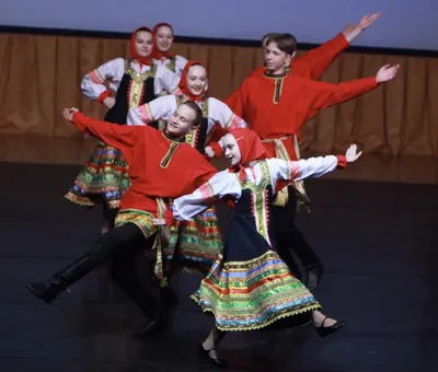 Русский народный танец, красавица …» — создано в Шедевруме