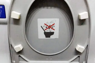 OKOTO Prav - это табличка для туалета с просьбой не бросать бумагу.