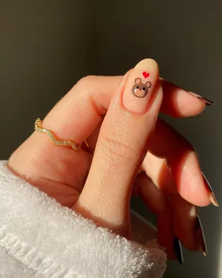 Дизайн с мишками — самый милый маникюр на 14 февраля для тех, кто не любит  яркие ногти 🧸 | theGirl