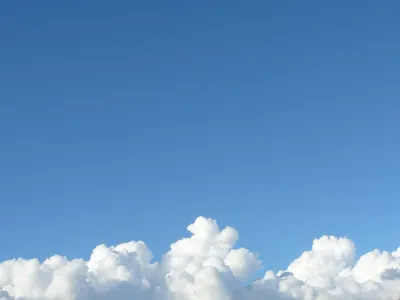 голубое небо с облаками и солнцем с лучами света Стоковое Фото -  изображение насчитывающей место, природа: 113436978
