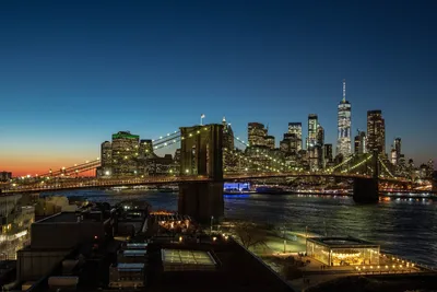 Обои на рабочий стол Город New York, USA / Нью-Йорк, США на закате, вид на  Brooklyn Bridge / Бруклинский мост и Manhattan / Манхеттен, обои для  рабочего стола, скачать обои, обои бесплатно