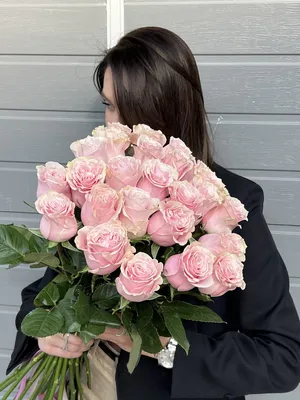 Кустовые нежно-розовые розы