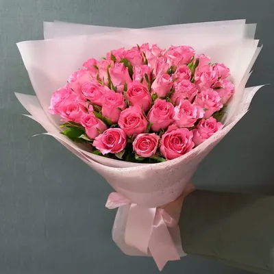 Нежно-розовые розы с белой орхидеей в круглой коробке | Maison des Fleurs