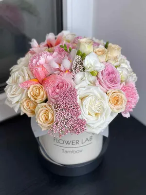 Ярко-нежные цветы в коробке, артикул F1205120 - 30799 рублей, доставка по  городу. Flawery - доставка цветов в