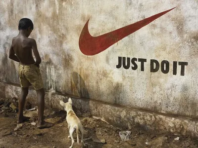 Nike Just do it обои, скачать картинки на рабочий стол Мальчик писает на  стену, фото бесплатно